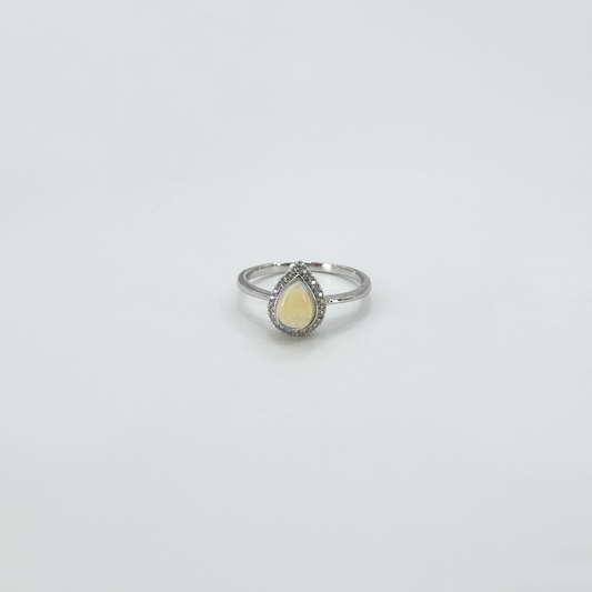 Anillo ópalo gota con halo diamantes.