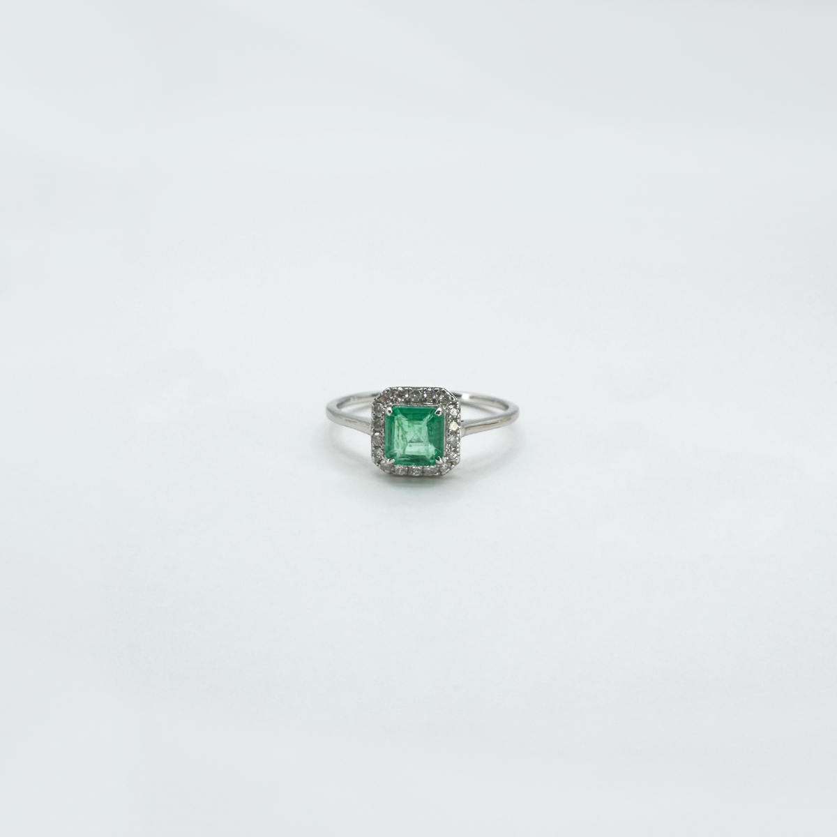 Anillo esmeralda con halo diamantes oro 14k