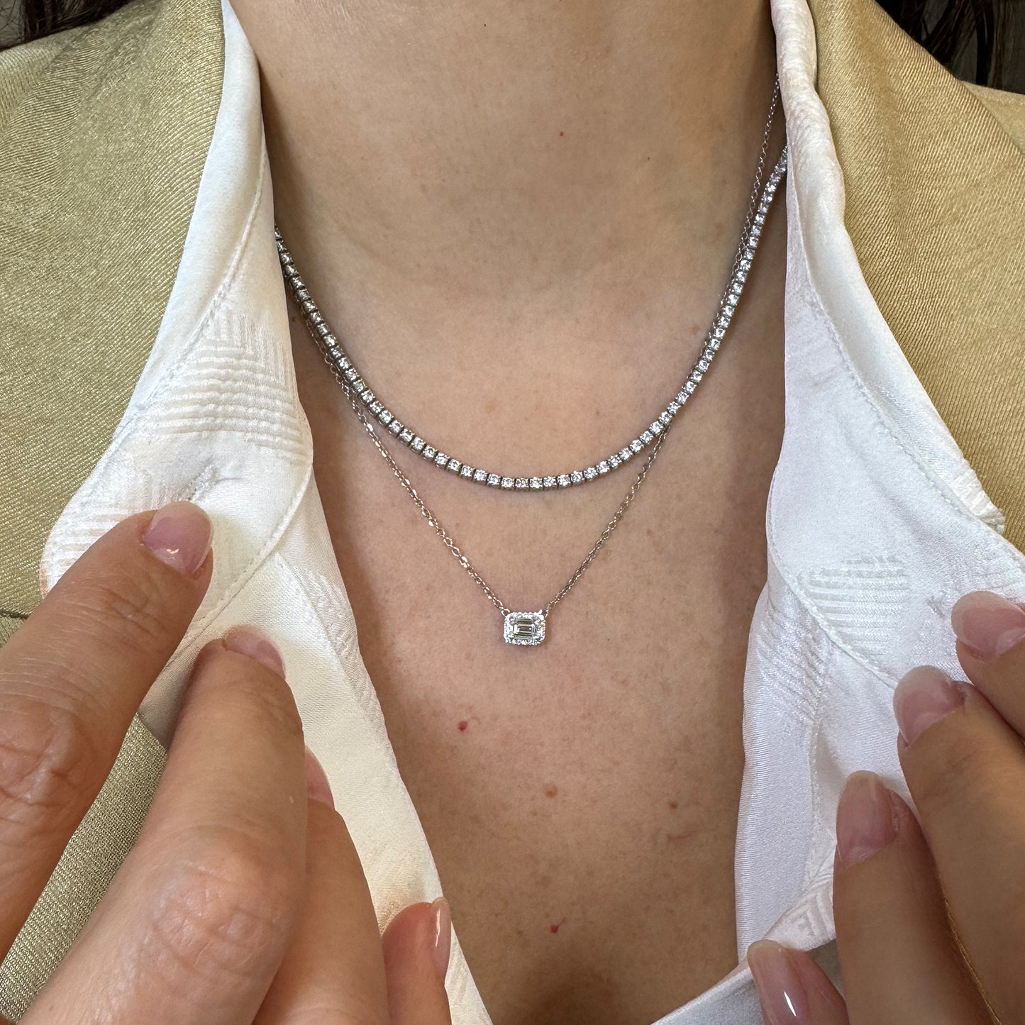 Collar diamantes, corte esmeralda oro blanco.