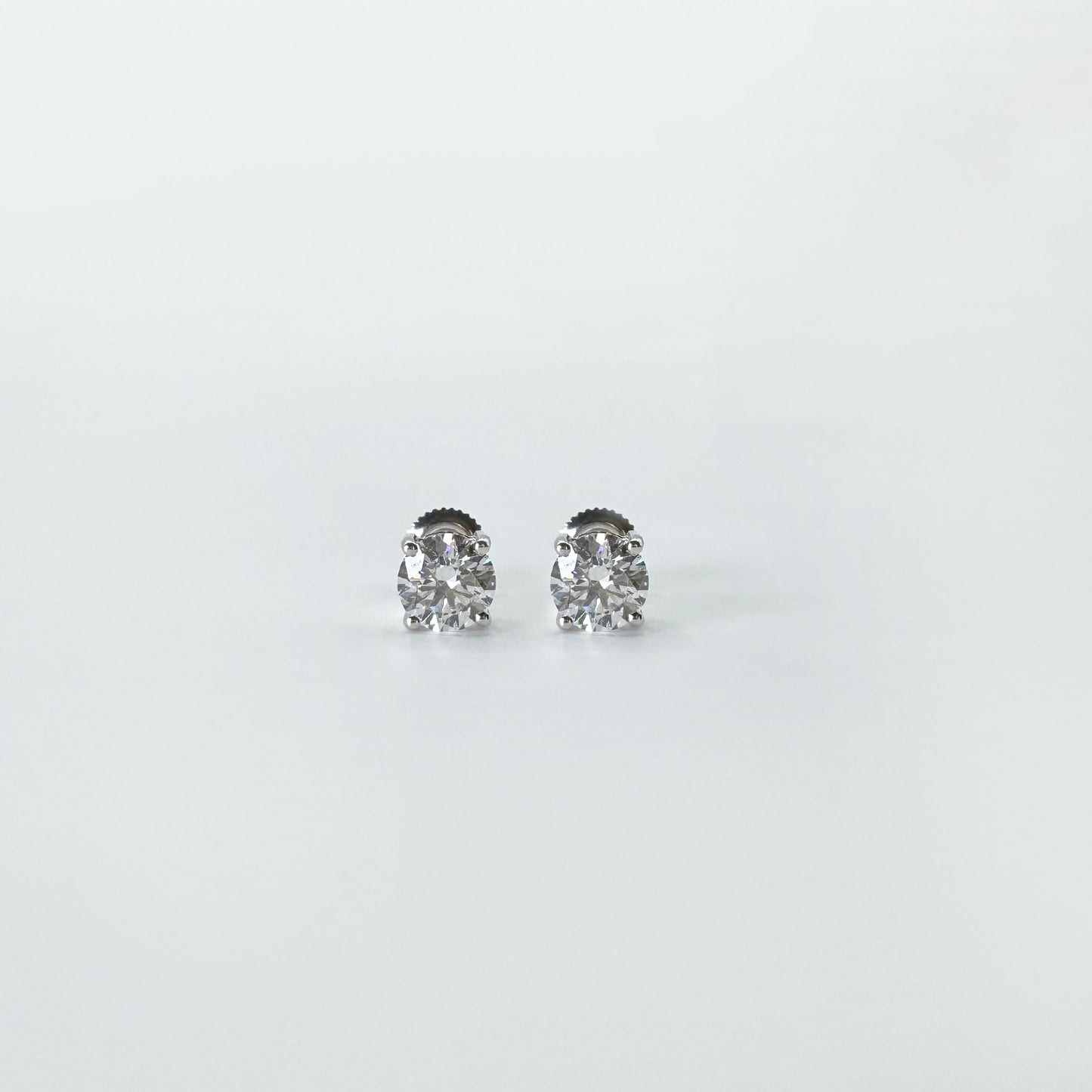 Aretes diamantes redondo oro blanco 2 cts.
