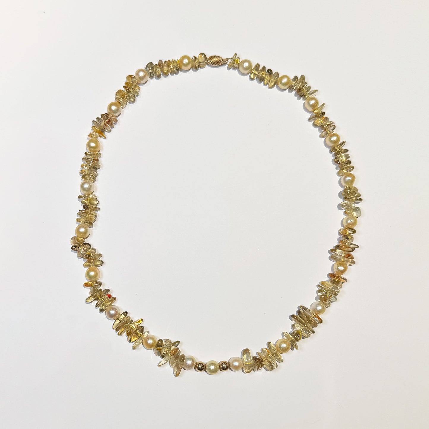 Collar perlas japonesas con cuarzo.