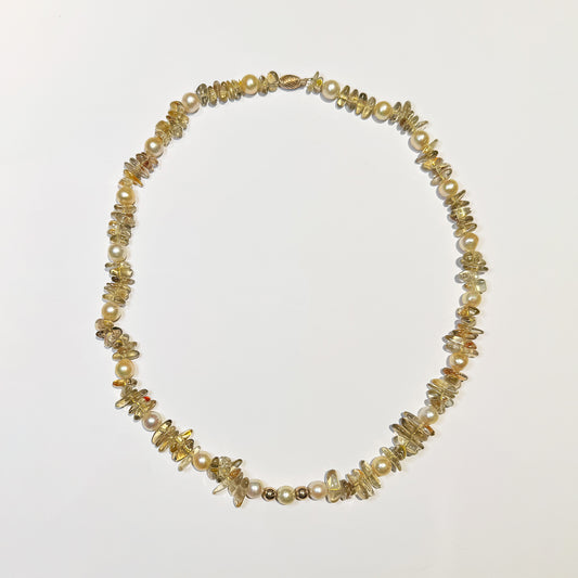 Collar perlas japonesas con cuarzo.