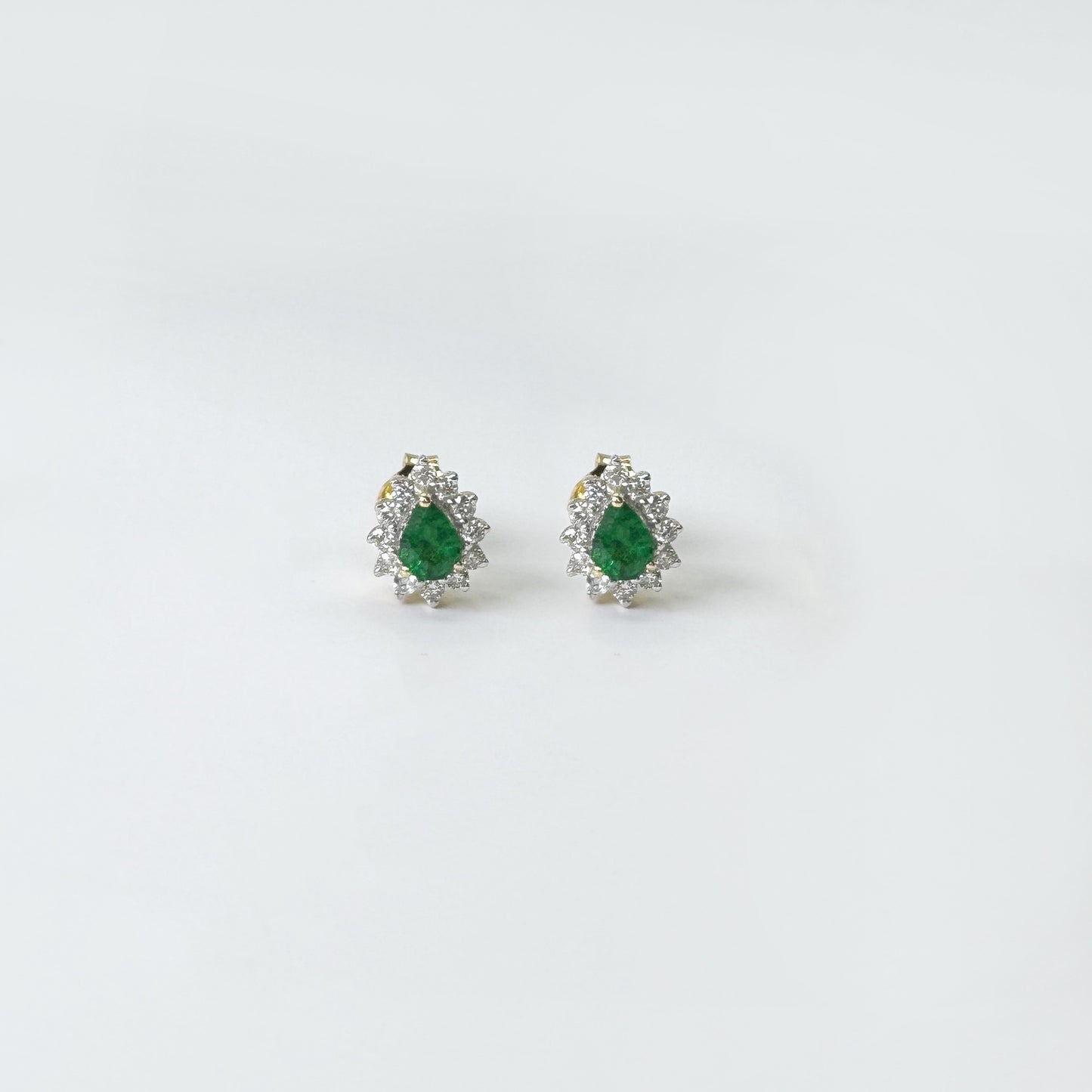 Aretes esmeralda gota con halo star chicos.