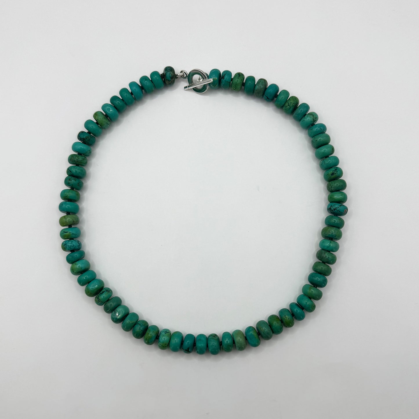 Collar turquesa vibrante.