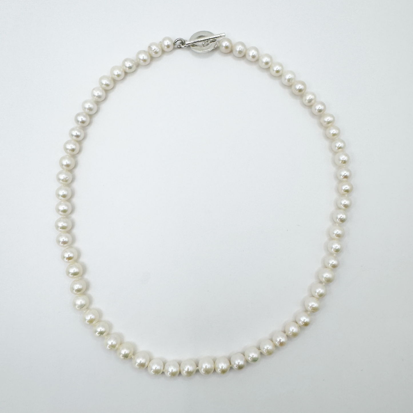 Collar clásico perlas semiredondas.