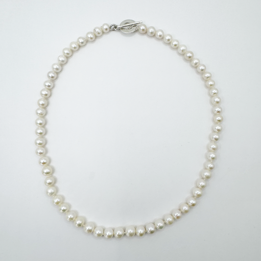 Collar clásico perlas semiredondas.