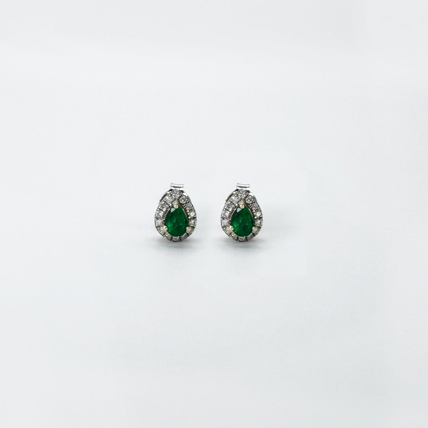 Aretes esmeralda gota con halo oro blanco chicos.