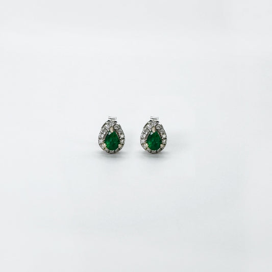 Aretes esmeralda gota con halo oro blanco chicos.