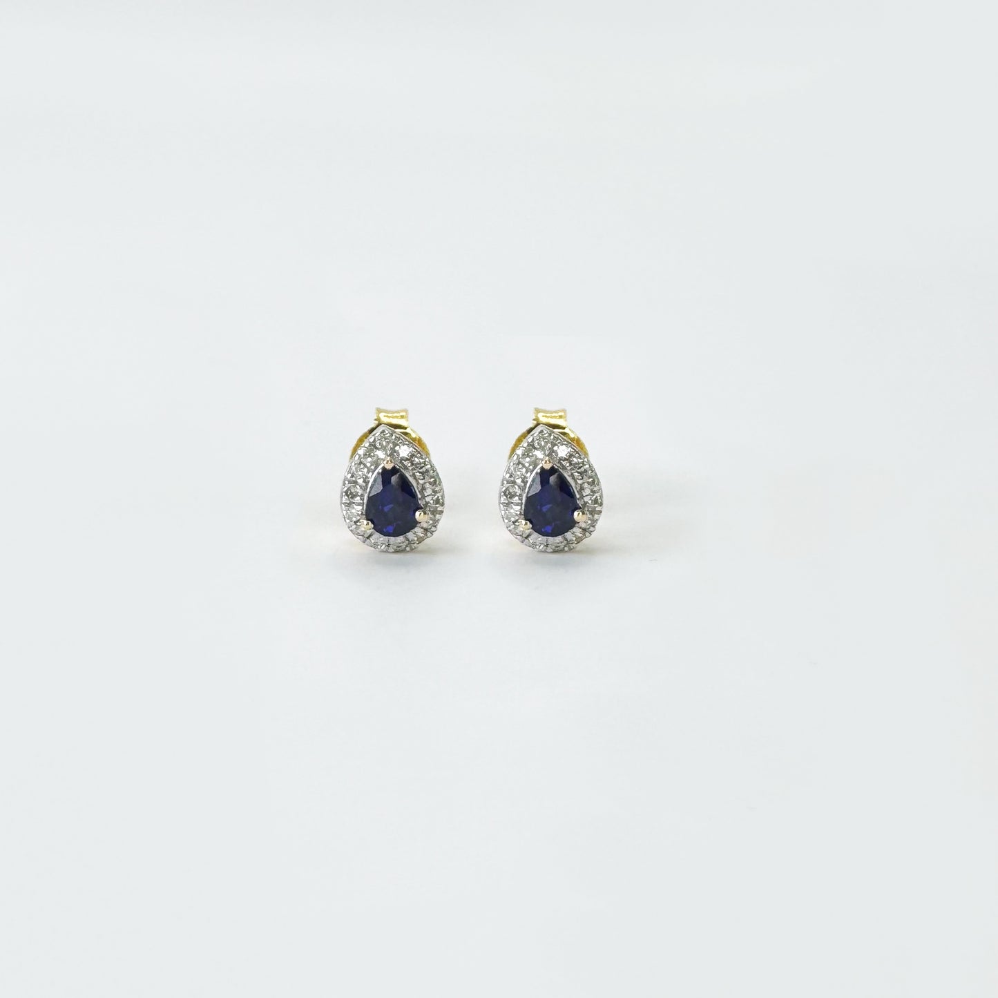Aretes zafiros gota con halo diamantes chicos.