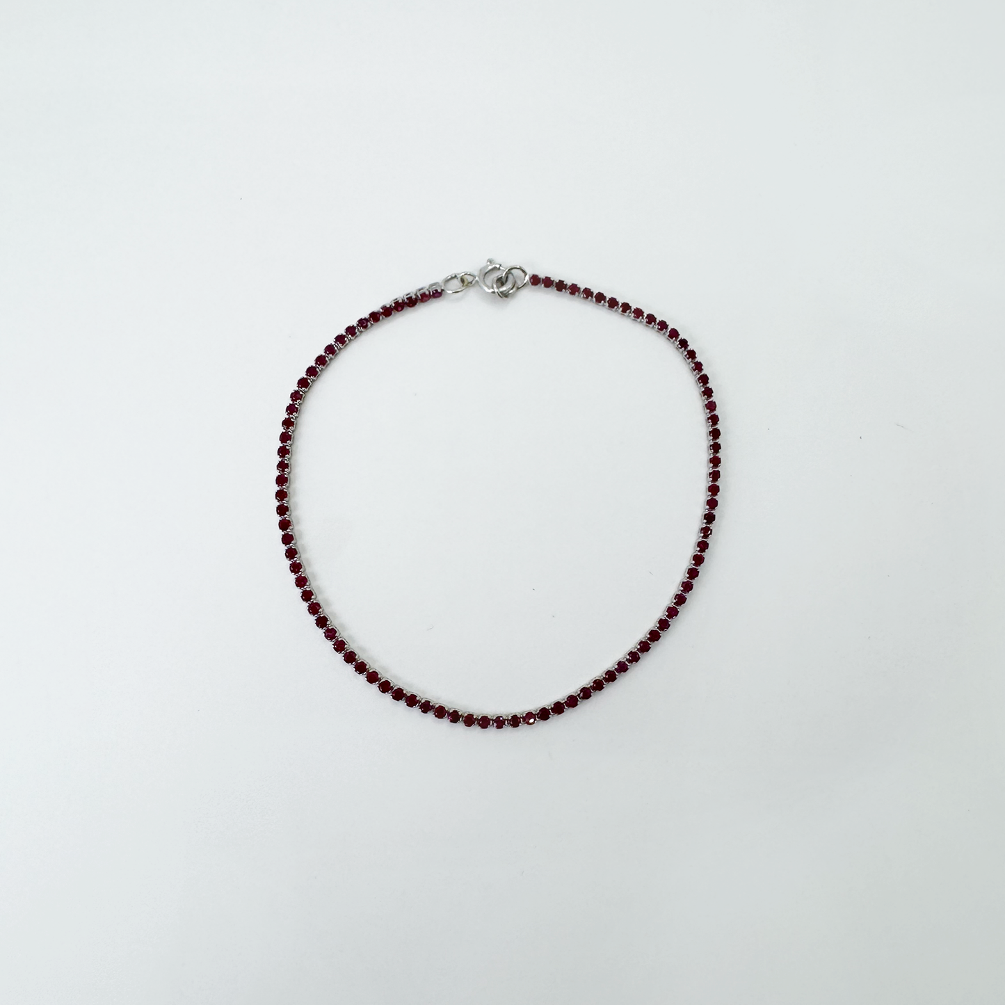 Pulsera tennis rubíes y oro blanco.