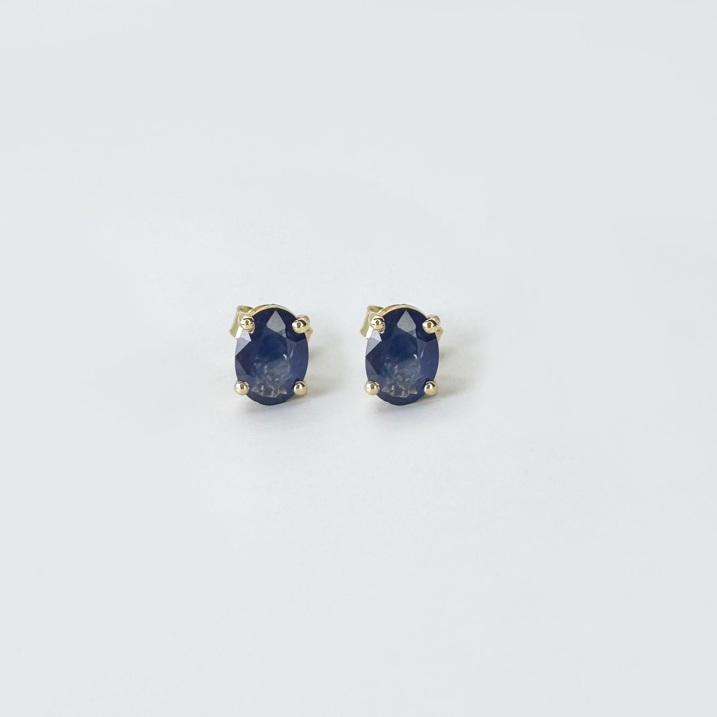 Aretes zafiros oval oro.