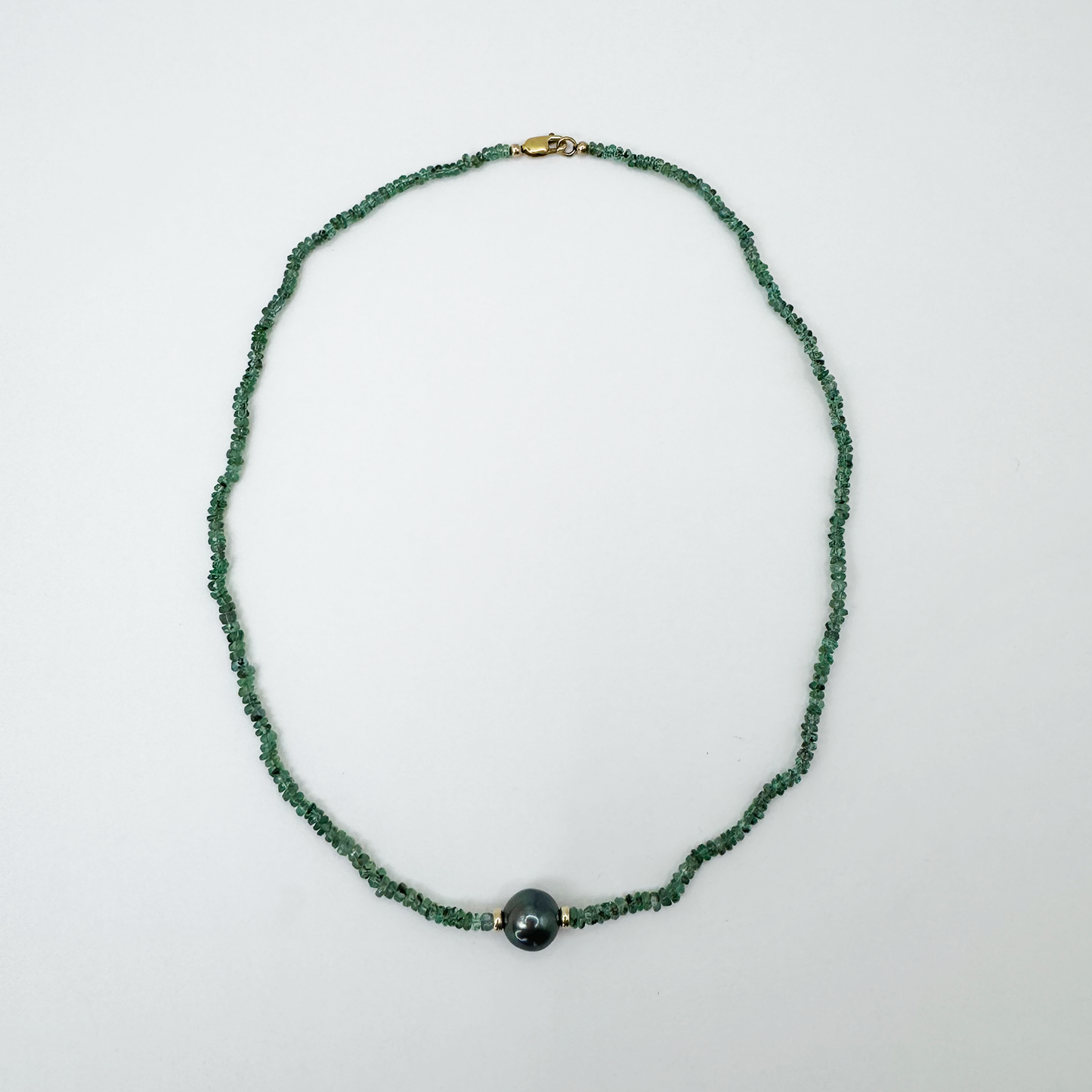Collar choker esmeraldas con oro y perla negra.