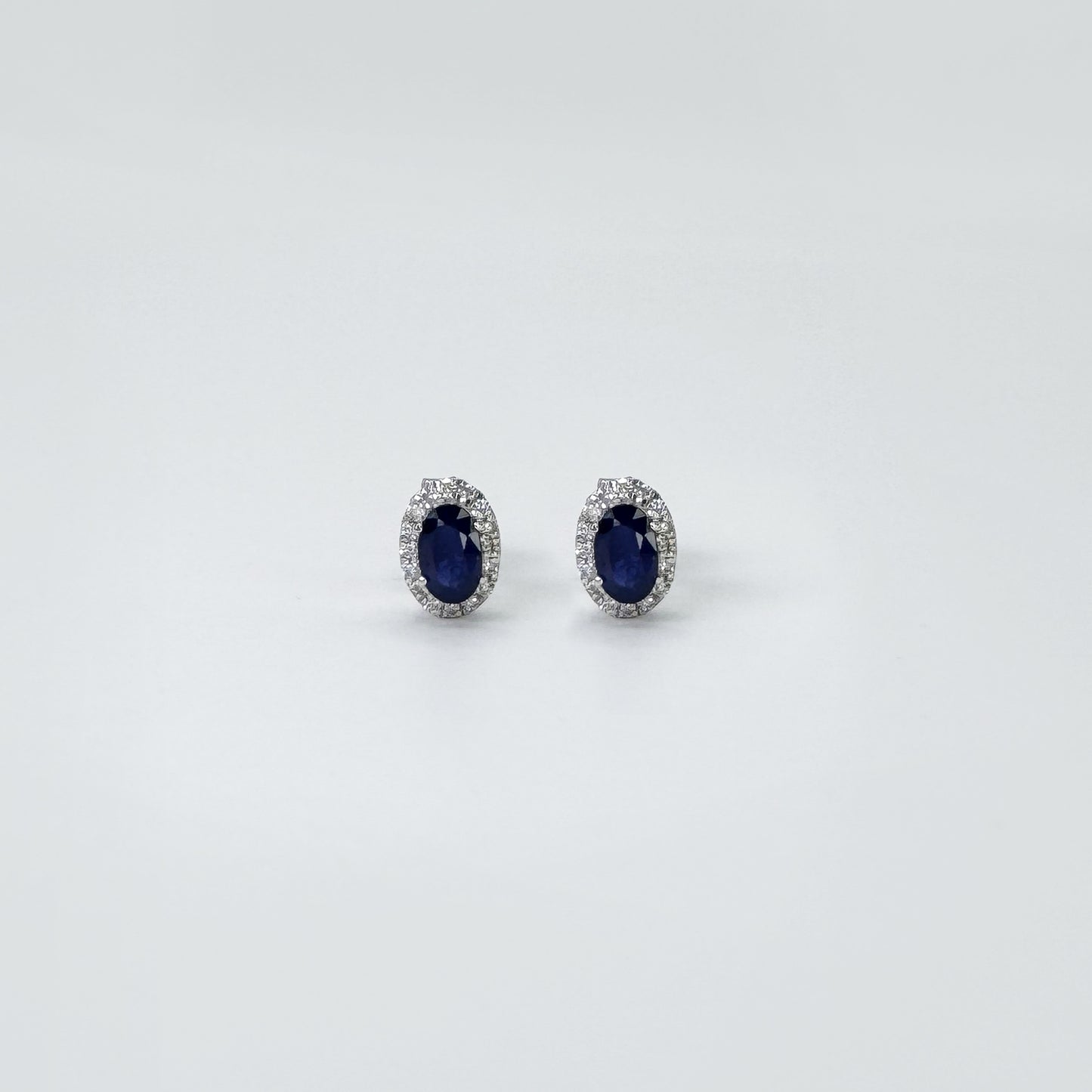 Aretes zafiros oval con halo chicos.
