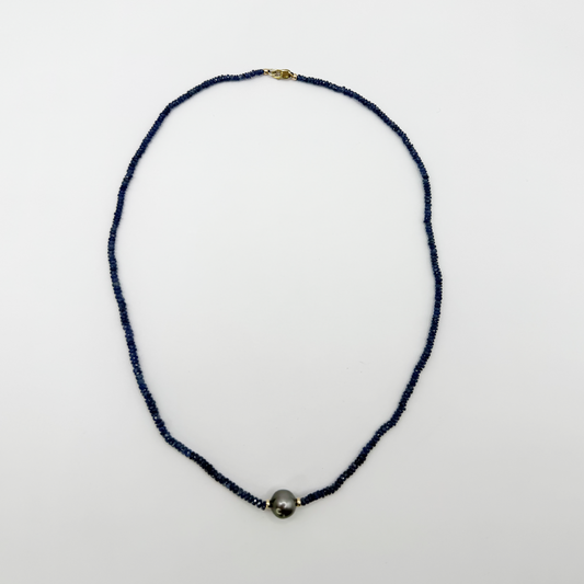 Collar zafiros azules con oro y perla.
