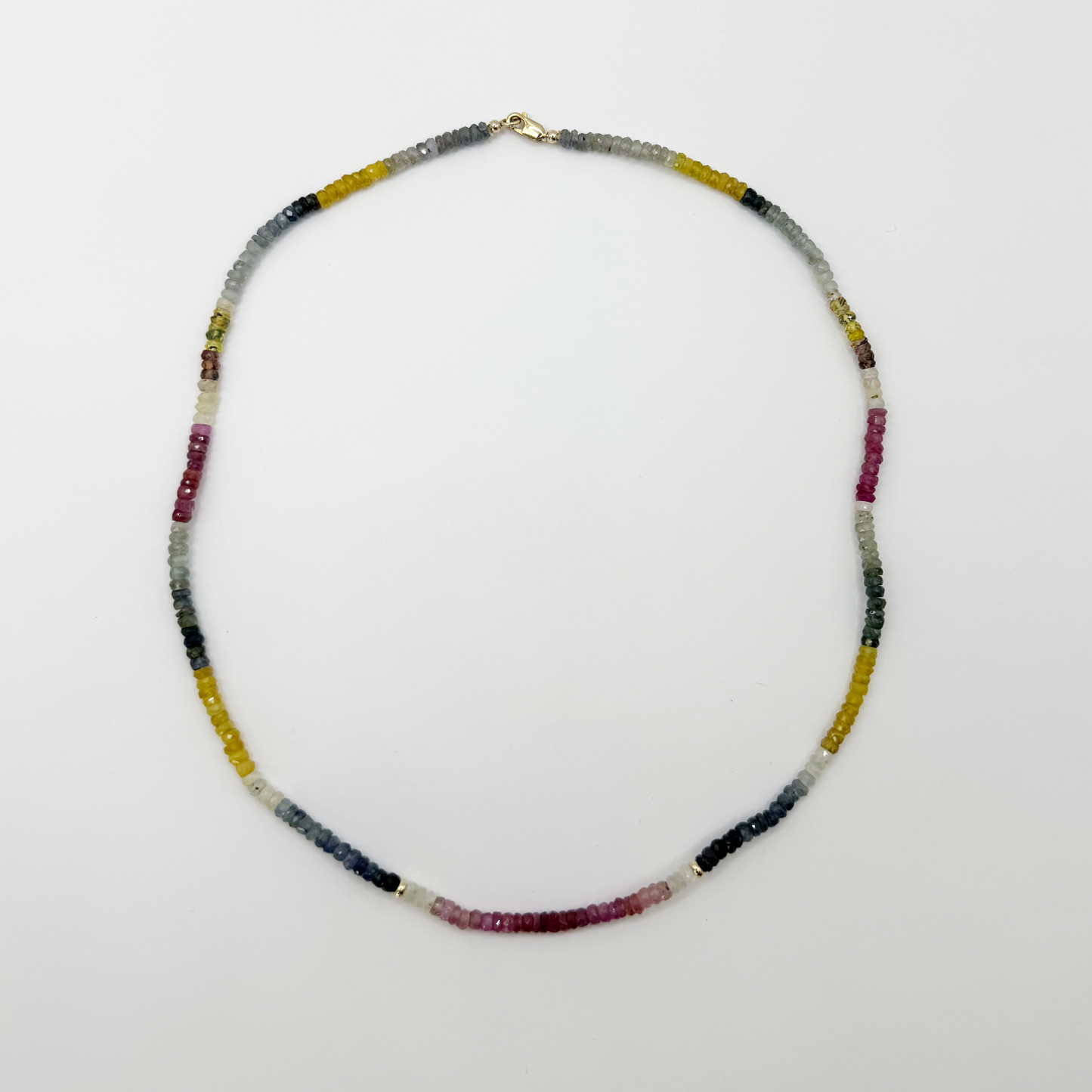 Collar zafiros rainbow con broche de oro.