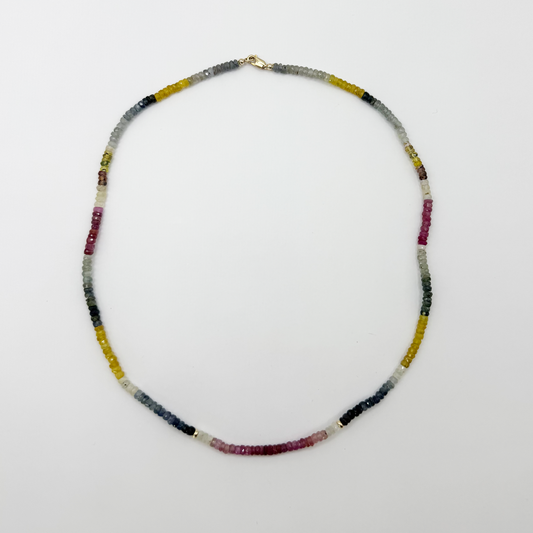 Collar zafiros rainbow con broche de oro.