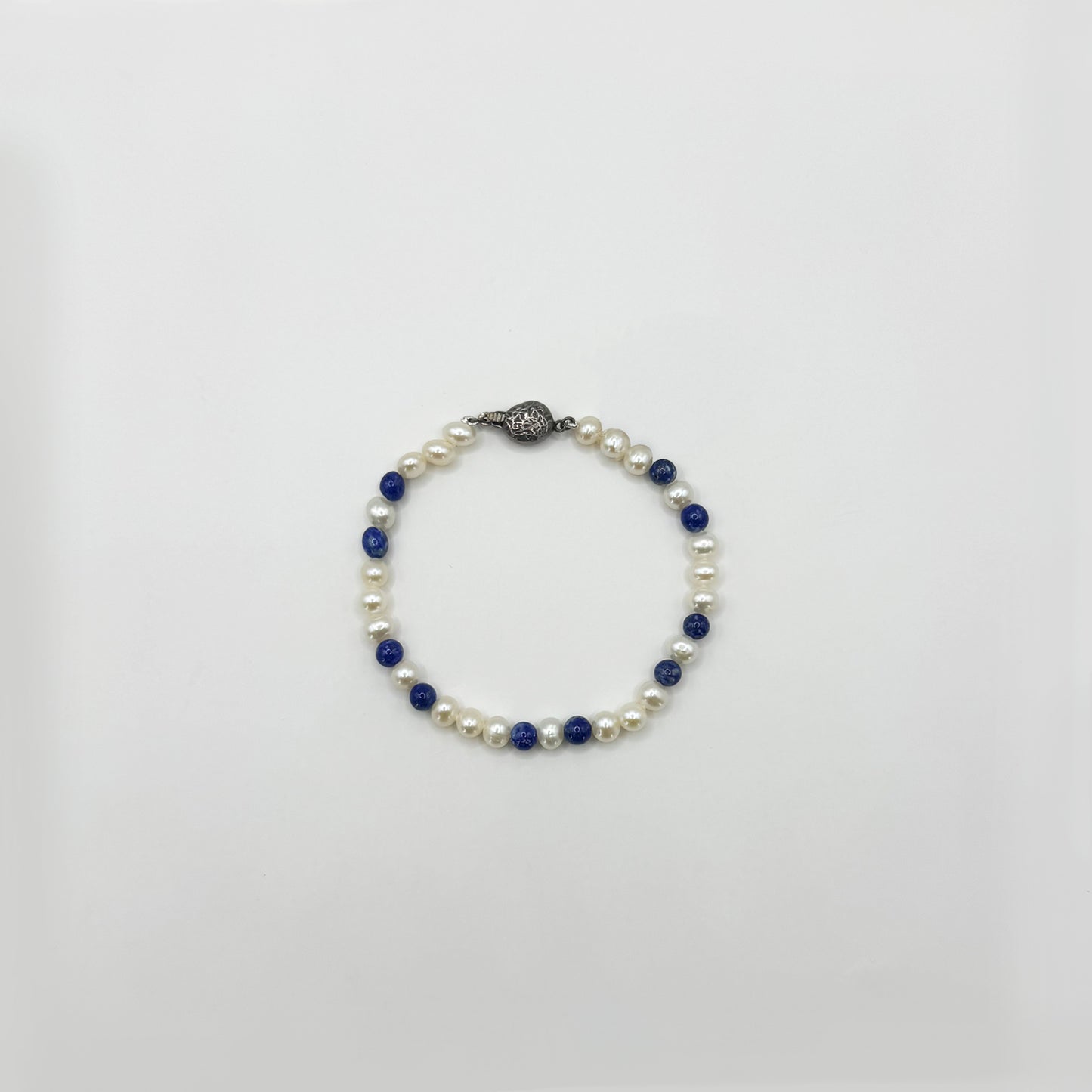 Pulsera perlas y lapislázuli.