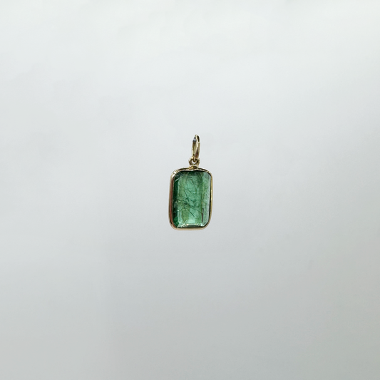 Dije esmeralda con jardín y oro.