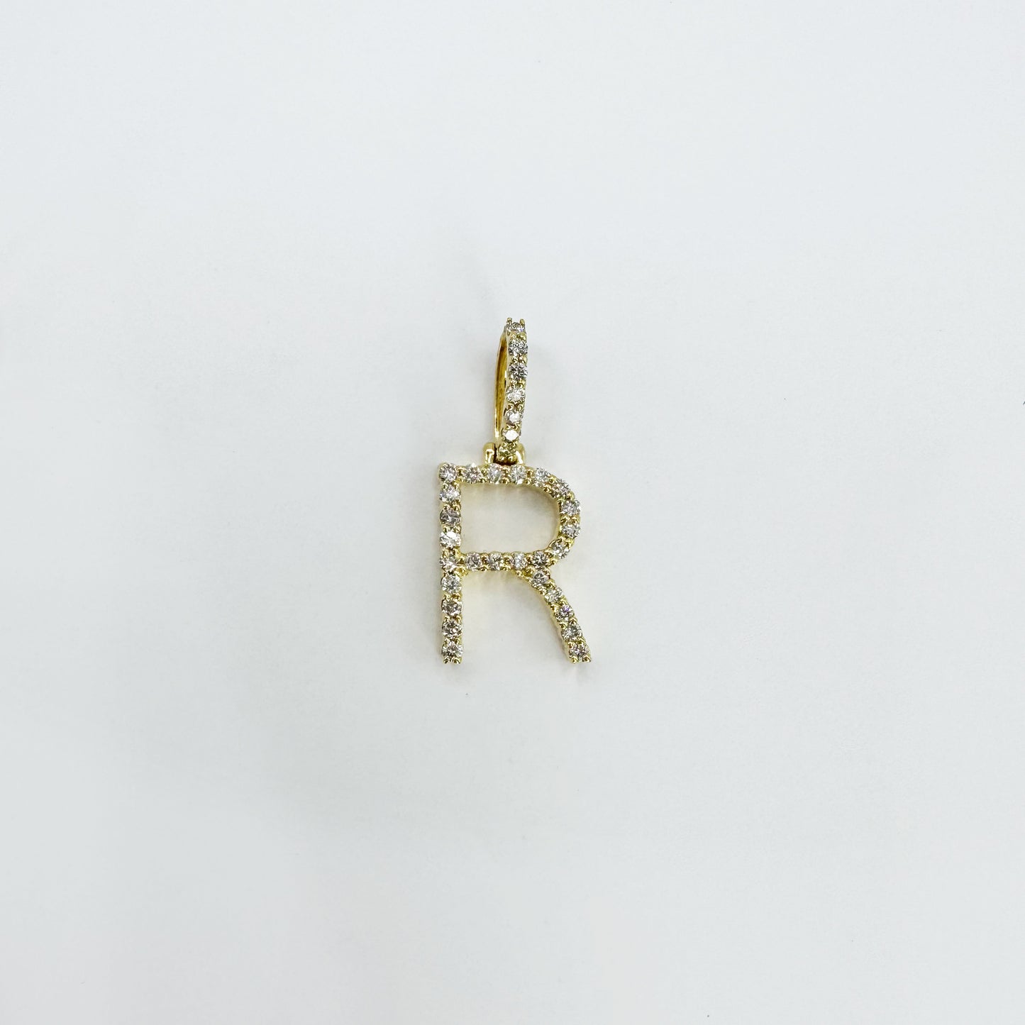 Dije letra "R" Inter Oro Amarillo y diamantes