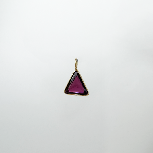 Dije triángulo granate y oro.