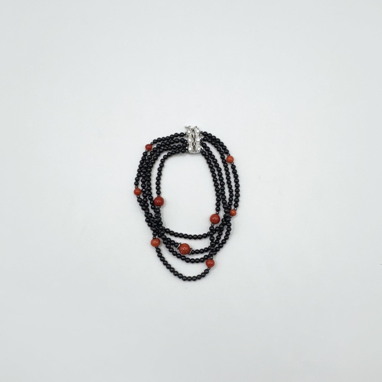 Pulsera con piedras semipreciosas.