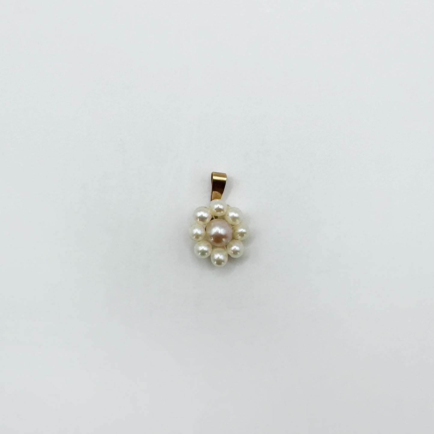 Dije flor perlas mini oro.