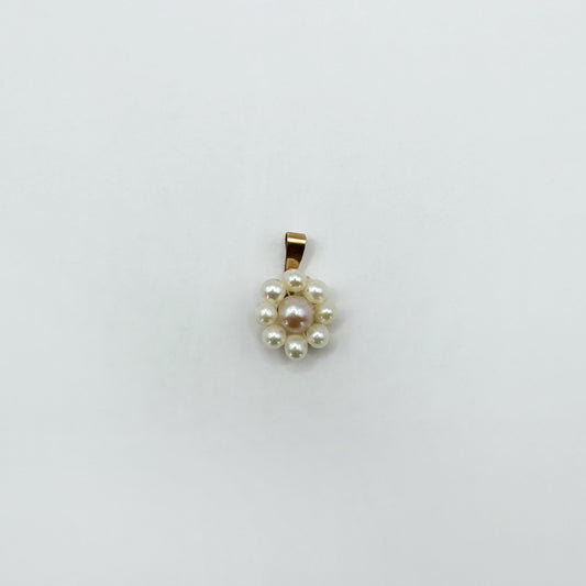 Dije flor perlas mini oro.