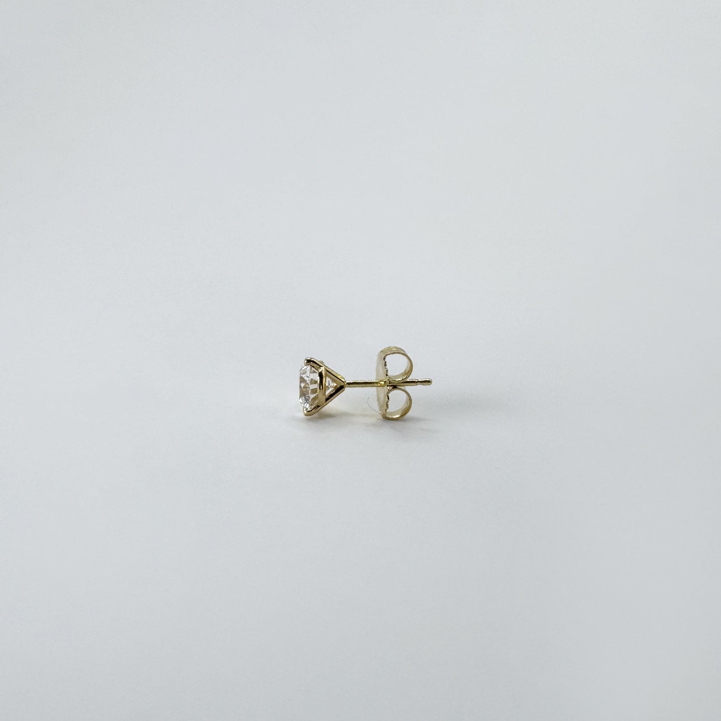 Aretes diamantes redondos oro amarillo 1.5 cts.