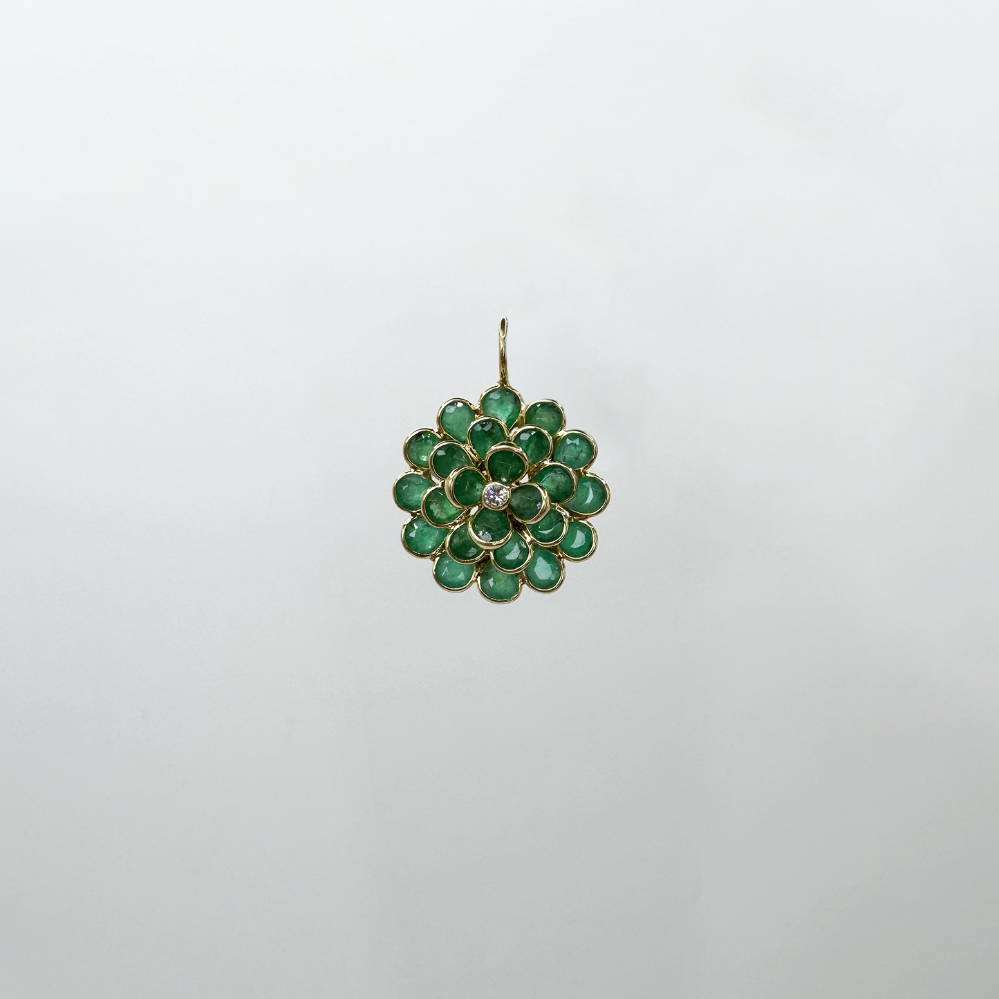 Dije flor esmeralda y diamante.