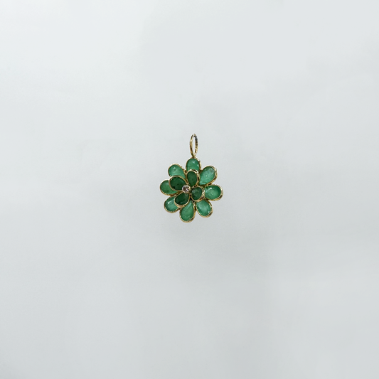 Dije flor esmeralda.