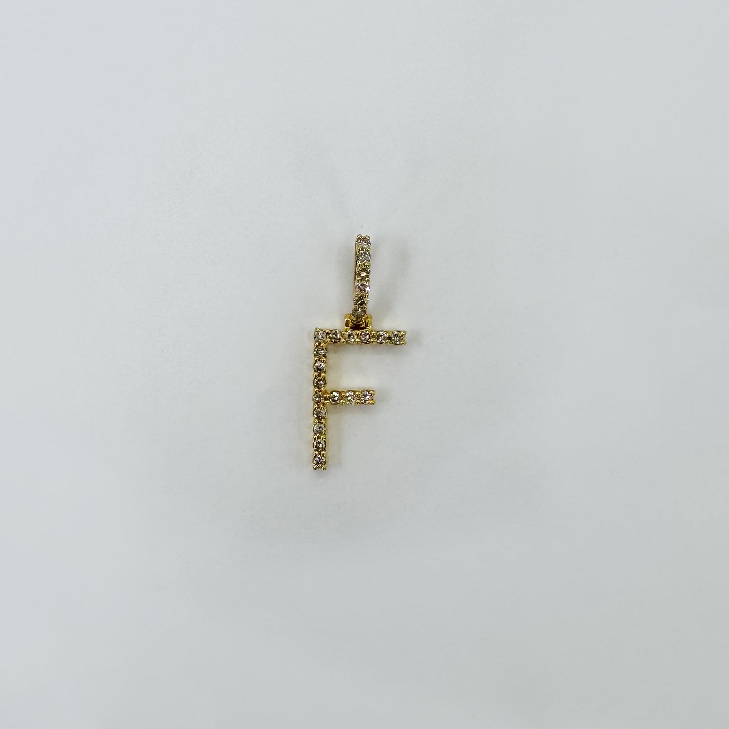 Dije letra "F" Inter Oro Amarillo y diamantes