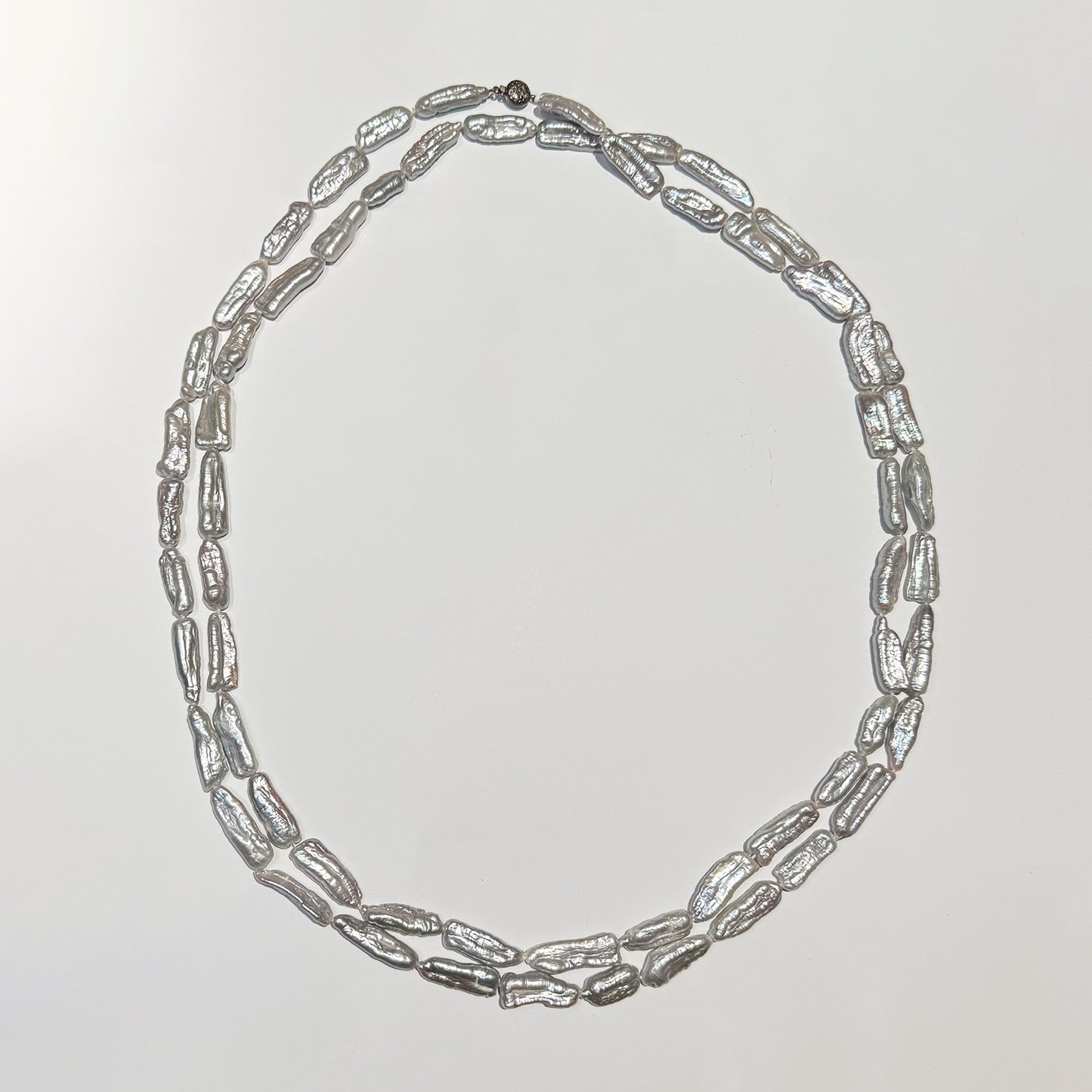 Collar perlas extra largo keshi gris.