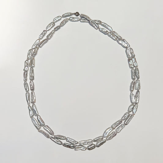 Collar perlas extra largo keshi gris.