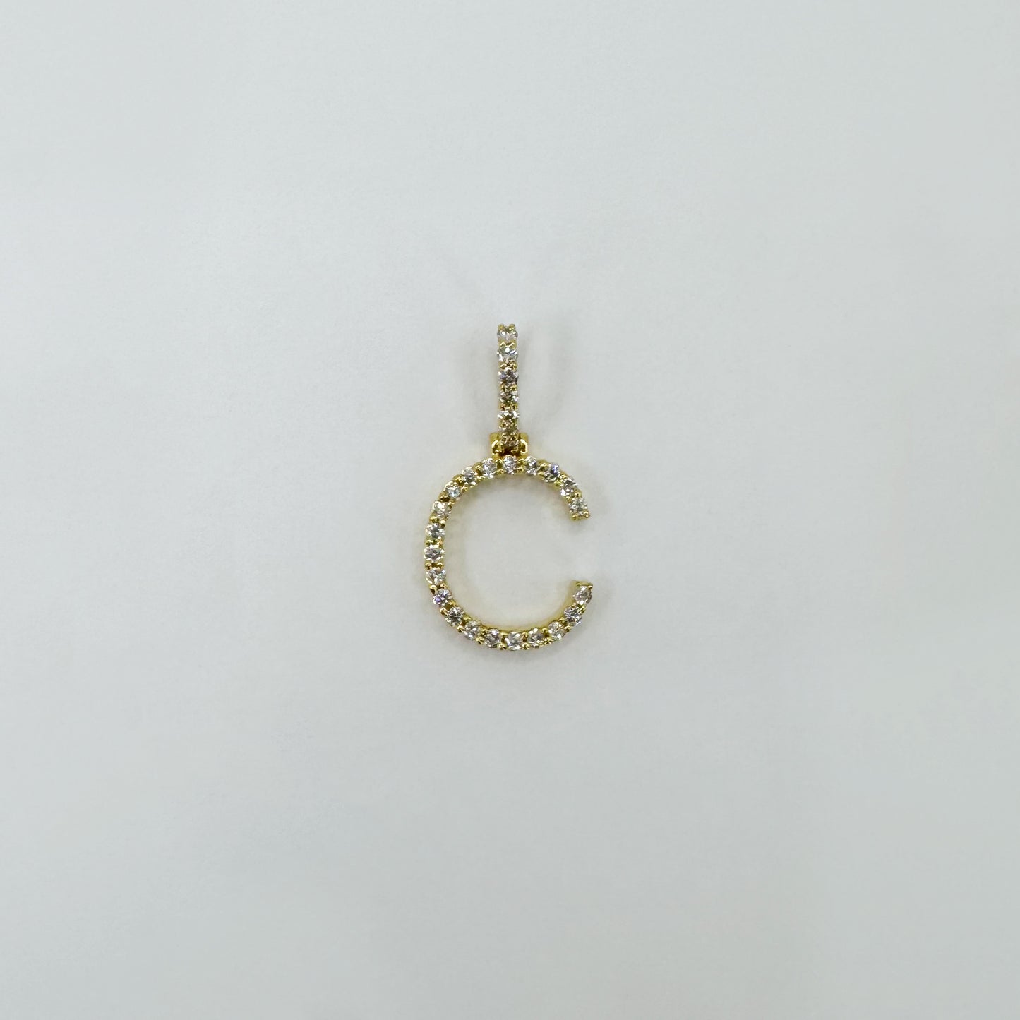 Dije letra "C" Inter Oro Amarillo y diamantes