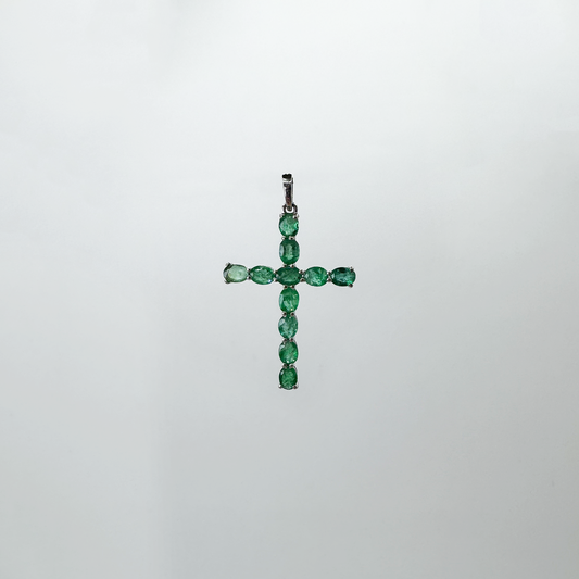 Dije cruz esmeralda y oro blanco.