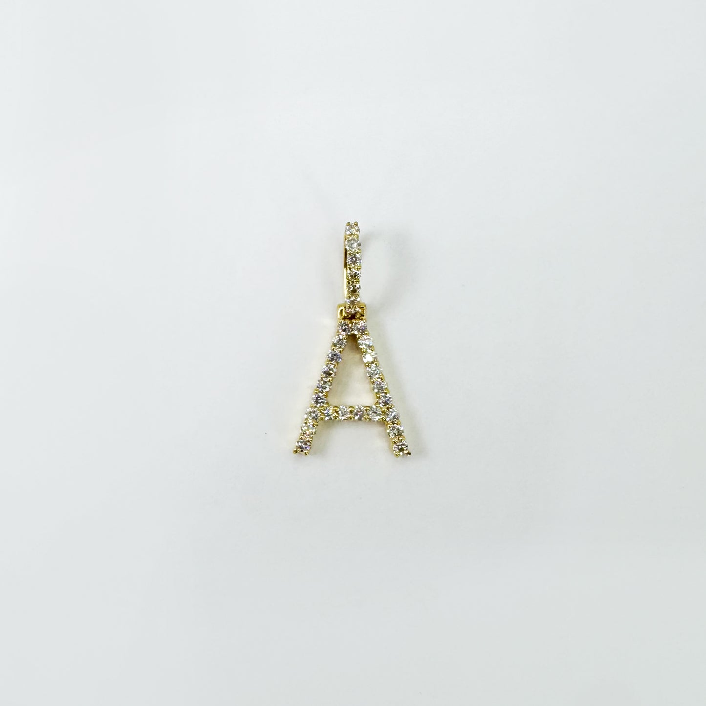 Dije letra "A" Inter Oro Amarillo y diamantes