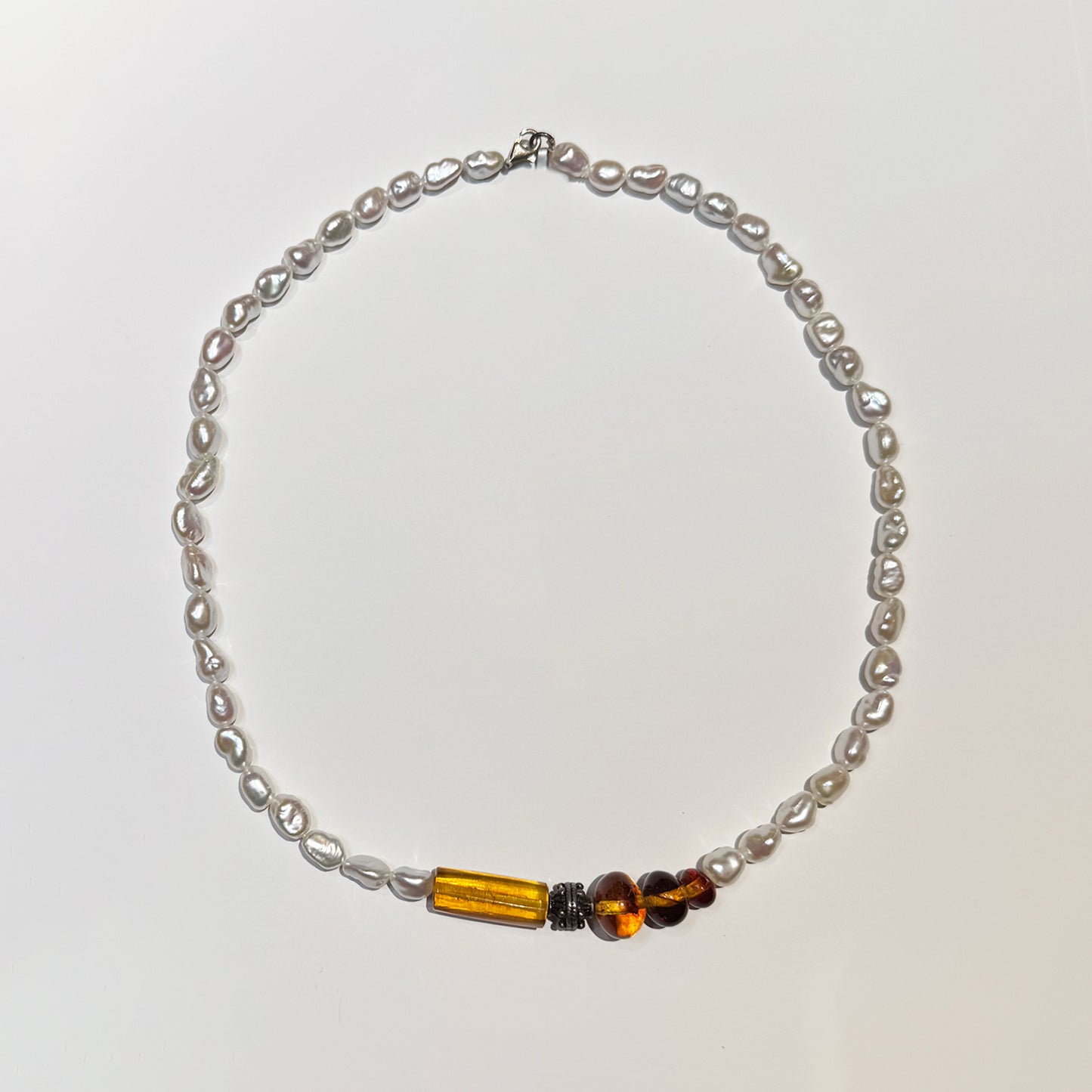 Collar perlas y ámbar.
