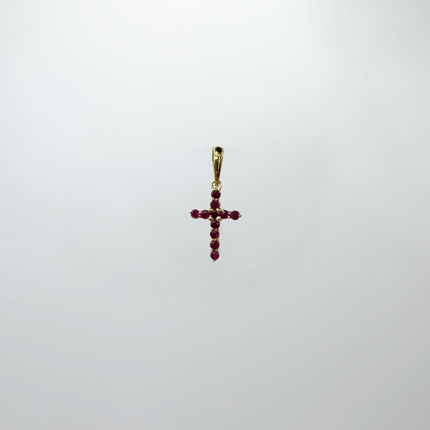 Dije cruz rubí mini.