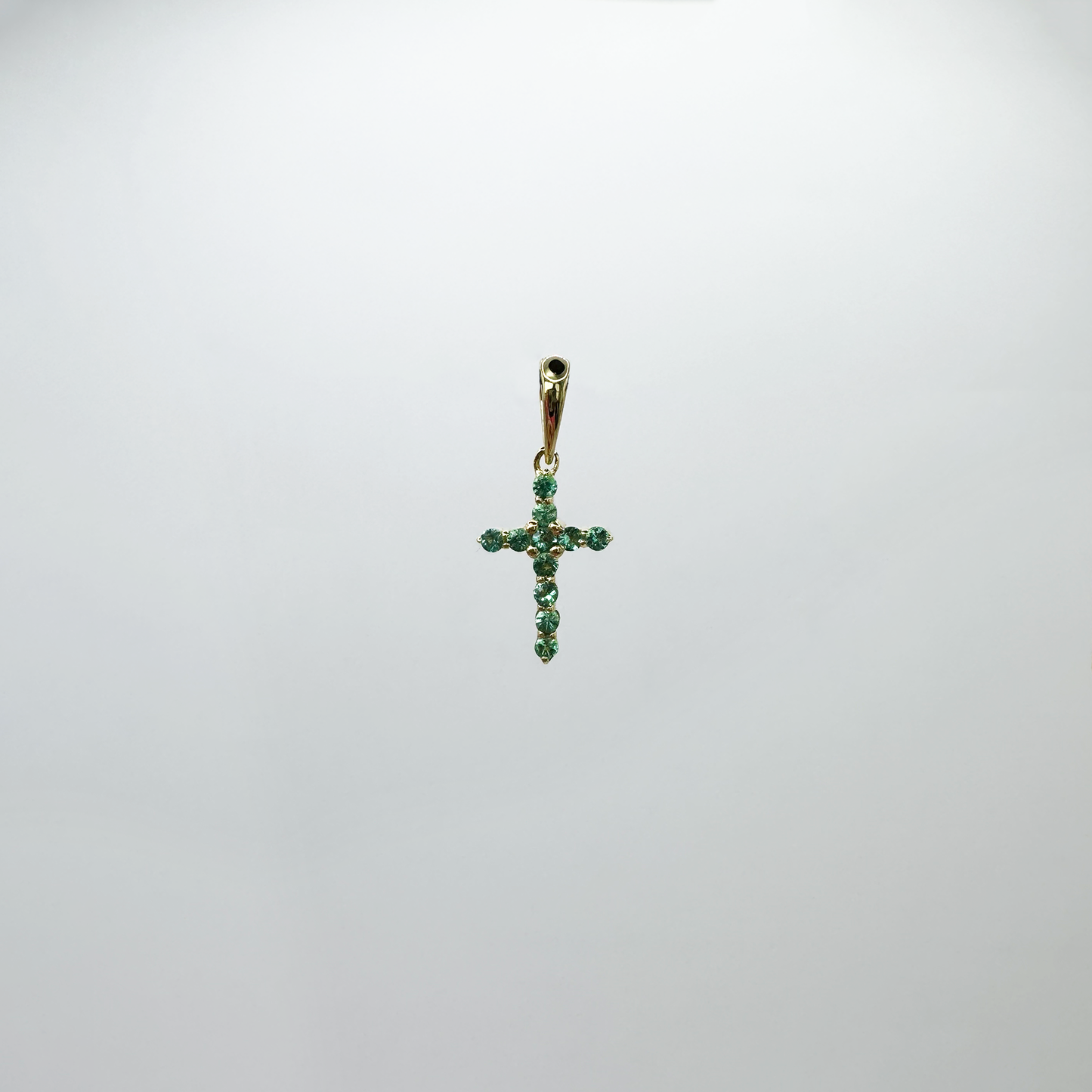 Dije cruz esmeralda mini.