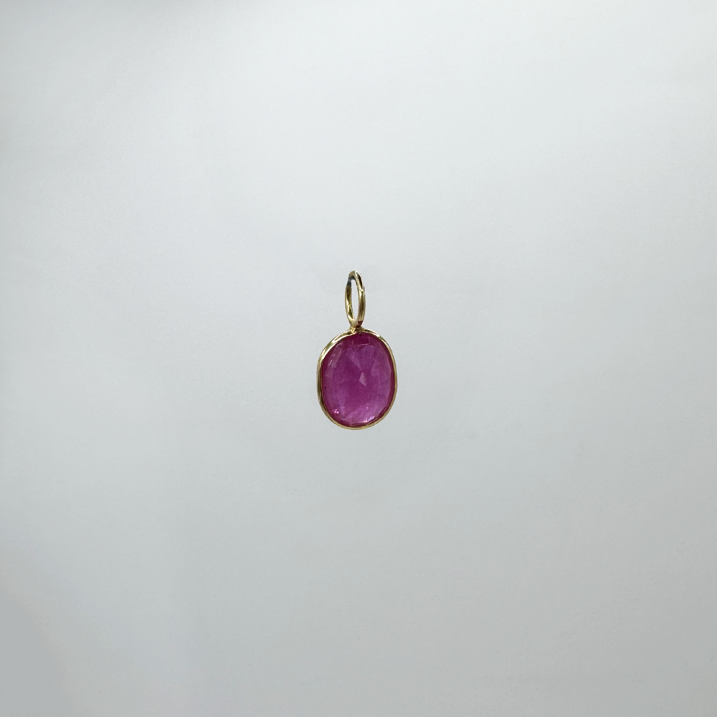 Dije rubí oval con oro.