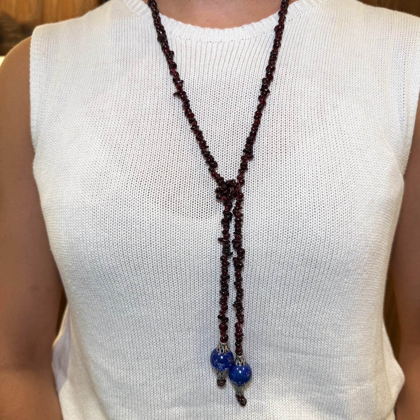 Collar granate nudo.
