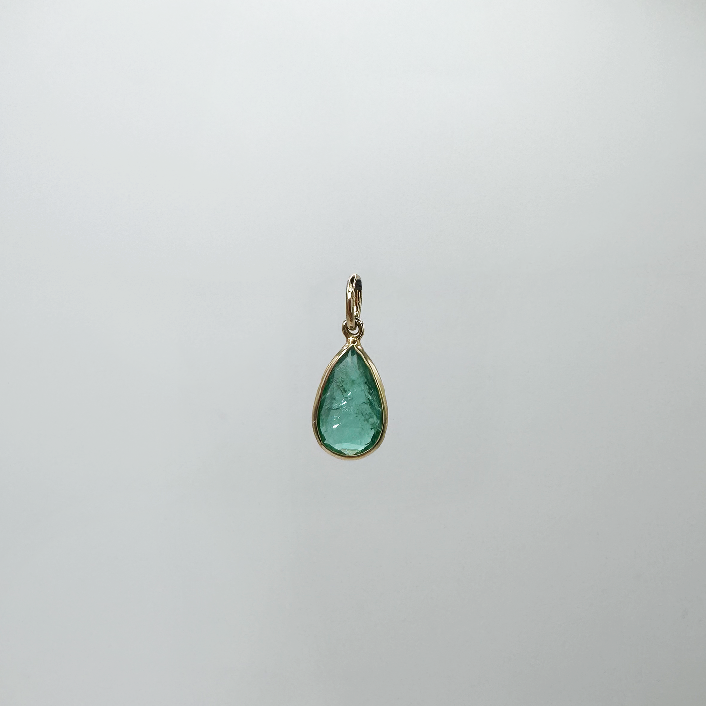 Dije esmeralda con jardín gota.