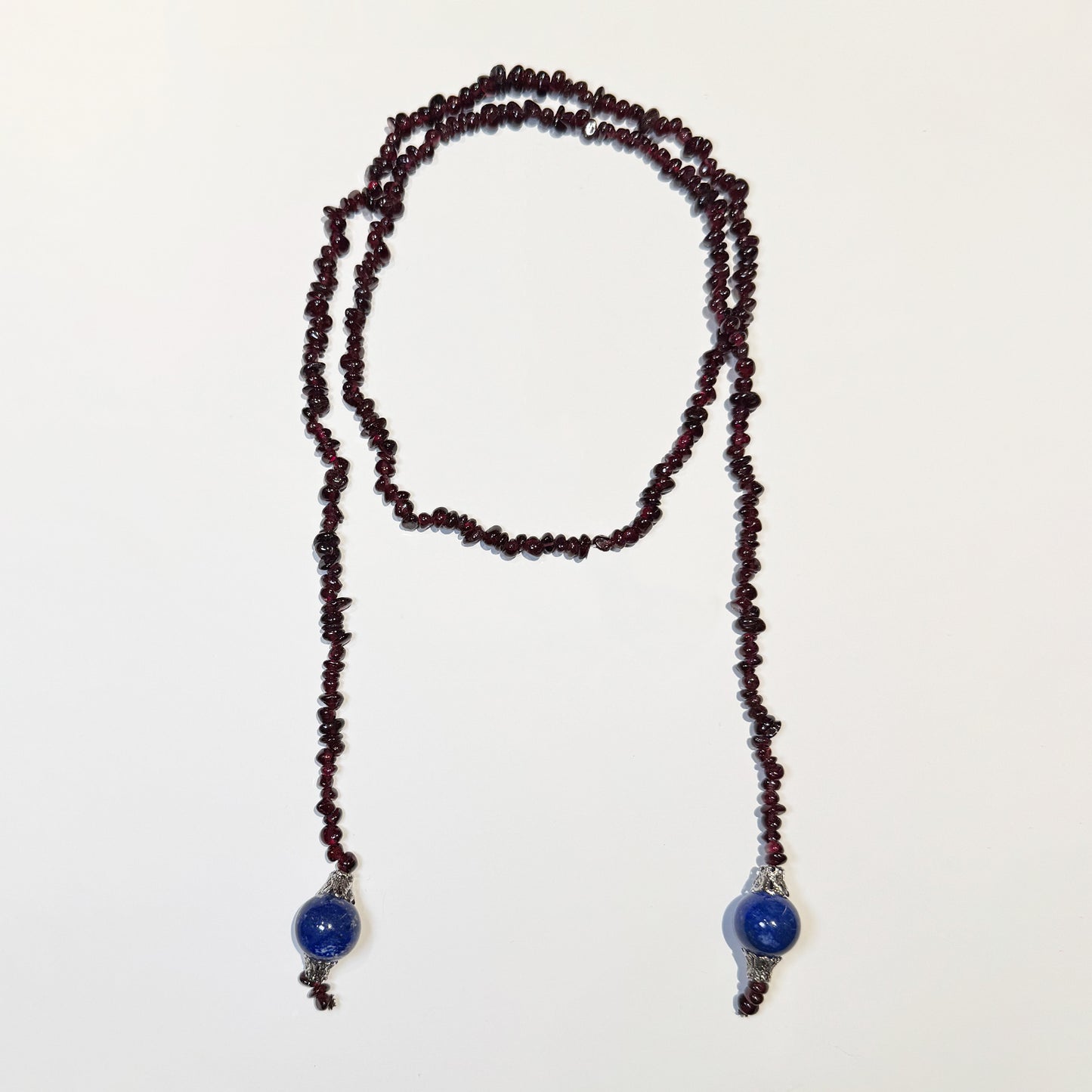 Collar granate nudo.
