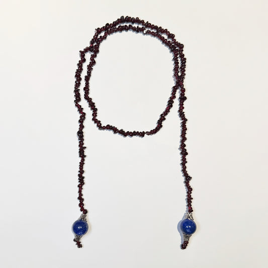Collar granate nudo.