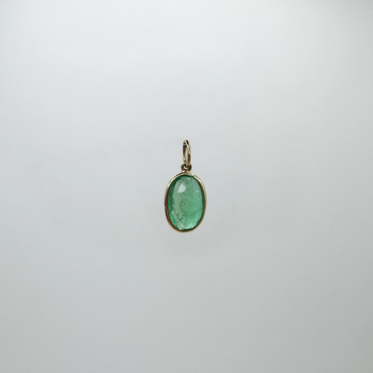 Dije esmeralda con jardín oval.