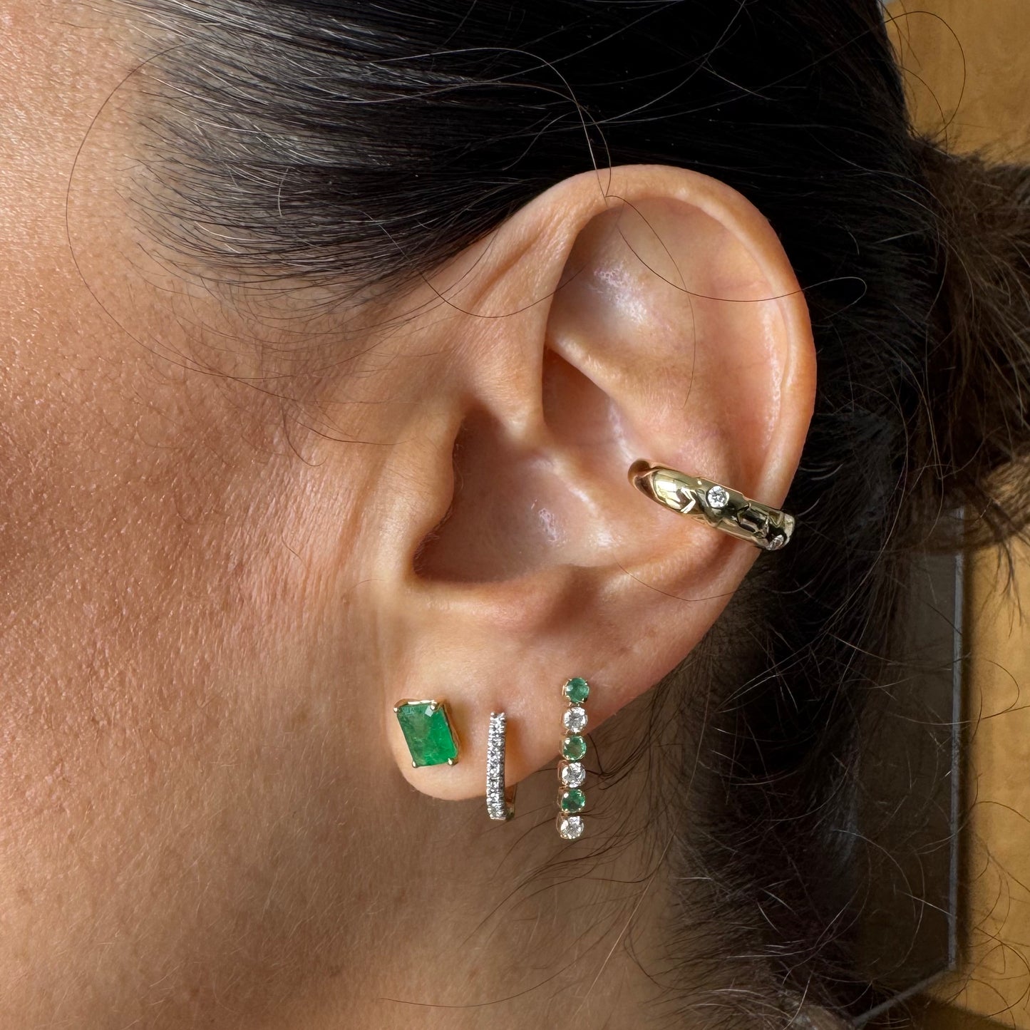 Aretes esmeralda natural clásicos.