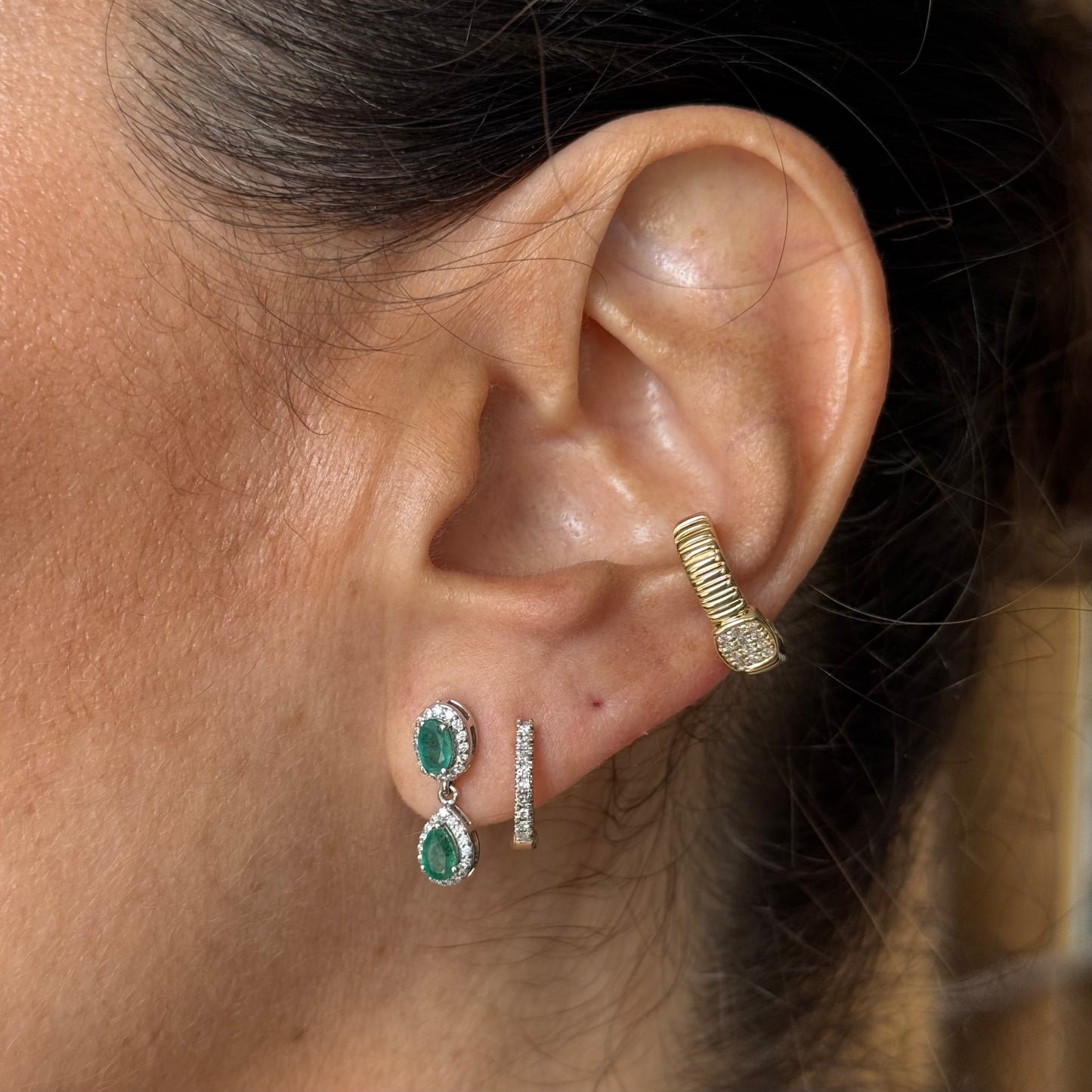 Aretes esmeralda colgantes doble con halo de diamantes y oro 14k