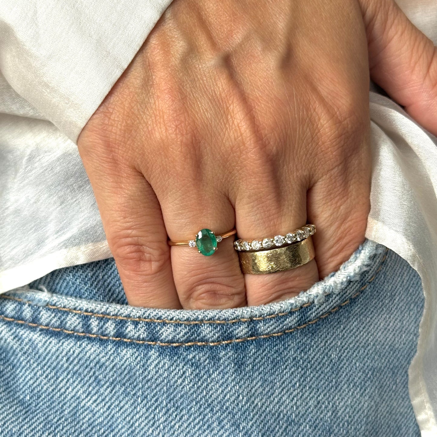 Anillo esmeralda oval y diamantes.