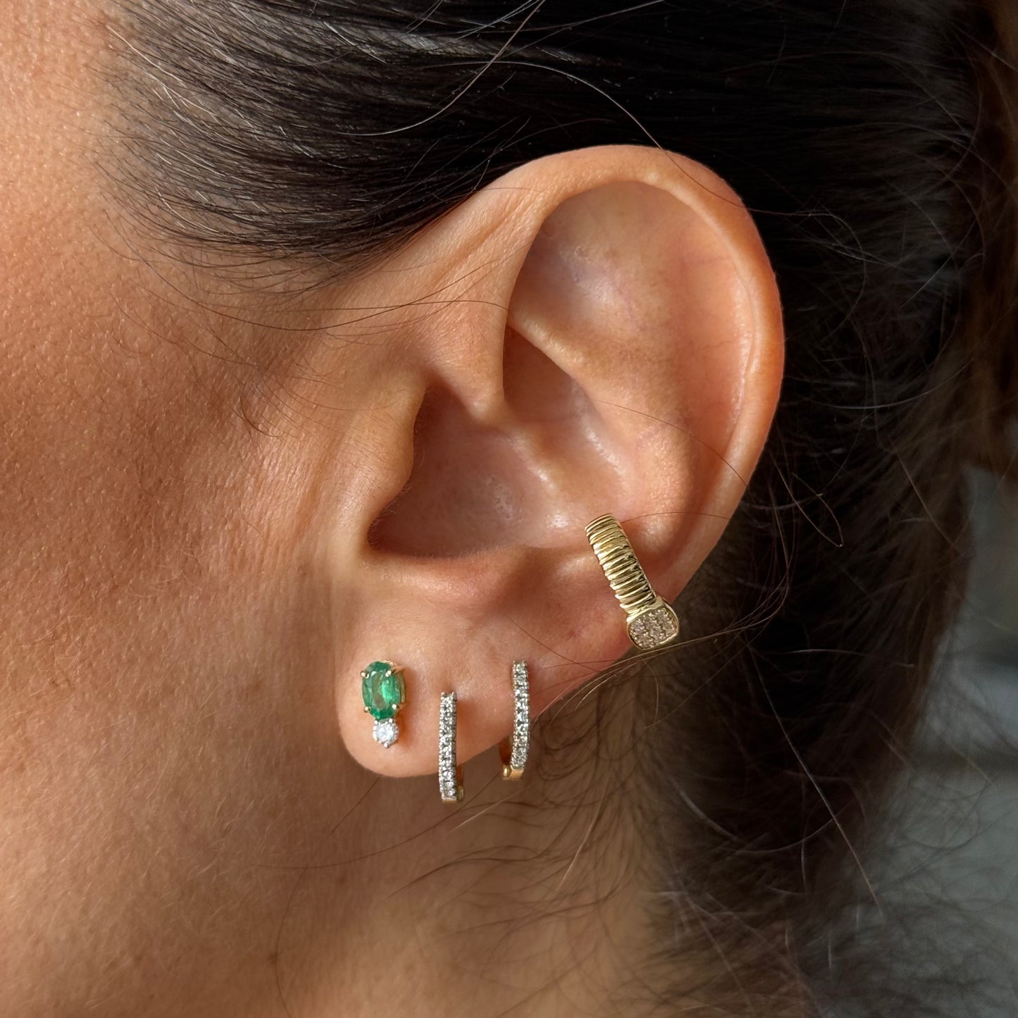 Aretes esmeralda con dot diamante.
