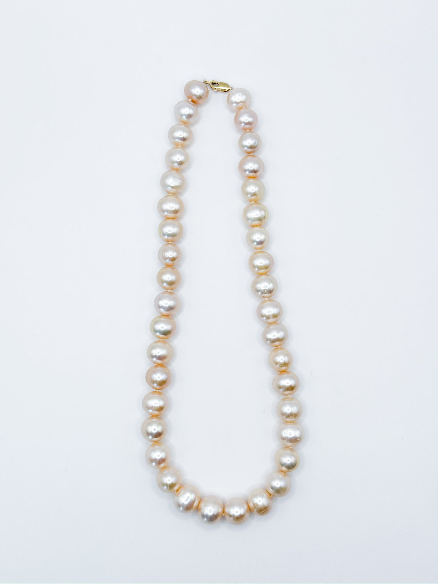 Collar clásico perlas rosa.